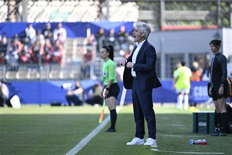 D1 Féminine Avant PSG OL Prêcheur met la pression à ses joueuses