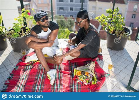 La Primera Vista De La Pareja Gay Afroamericana Que Pasa Tiempo Juntos