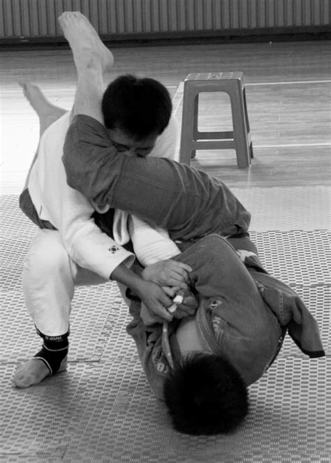 Breaking Down The Ezekiel Choke What It Is And How To Do It Find Your Gi