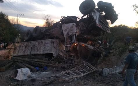 Salva la vida tras volcar su camión grúa El Sol de Tulancingo