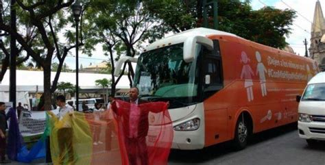 Comunidad Gay Se Manifiesta En Contra Del Bus De La Libertad En Jalisco