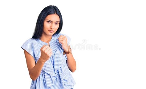 Jovem Linda Latina Vestindo Roupas Casuais Prontas Para Lutar Gesto De Defesa Puntim Zangado
