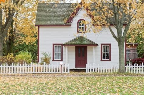 20 White Picket Fence Landscaping Ideas and Designs