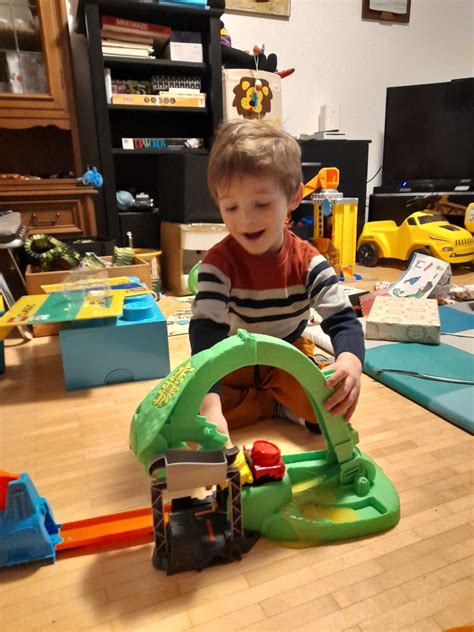 Product Review Hot Wheels City Robo T Rex Ultimate Garage Lyonessandcub