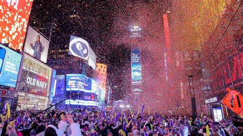 Feliz año nuevo 2024 Times Square en Nueva York da la bienvenida al