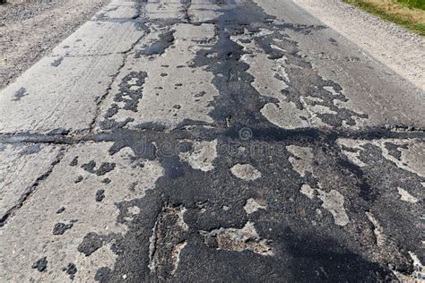 Una Mala Carretera Asfaltada Que Ha Sido Reparada Muchas Veces Foto De