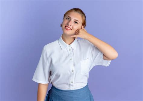 Les gestes de jeune fille russe blonde souriante m appellent signe isolé sur fond violet avec
