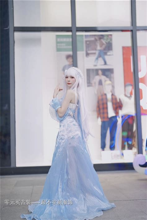 Coser吾王 在最不卖萌网的cosplay作品爱蜜莉雅冰晶礼服场照