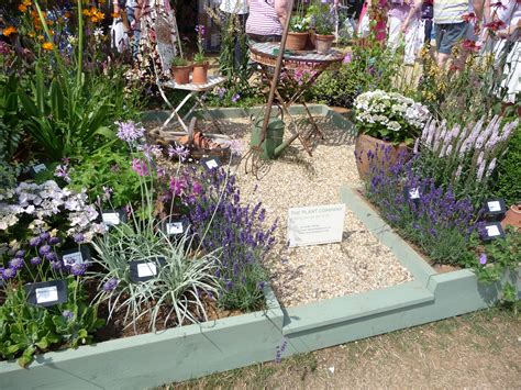 Painted Edging With Golden Gravel Pathway Ideas Golden Gravel