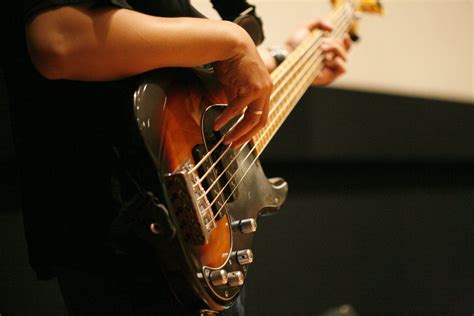 Playing Bass Guitar Solos - MusicEar