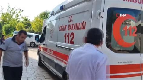 Adıyaman da kamyonet ile hafif ticari araç kafa kafaya çarpıştı 6 sı