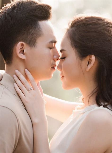 Người đẹp HHVN bật khóc trong ngày lên xe hoa với hot boy cảnh sát
