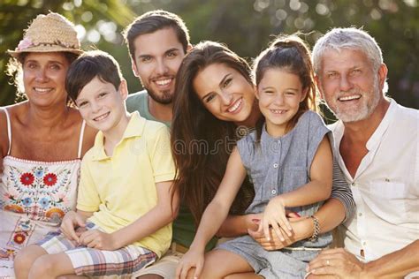 Familia Multi De La Generación Que Se Sienta En El Jardín Seat Imagen