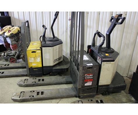 CROWN PE 3500 SERIES 6000LB ELECTRIC RIDE-ON PALLET MOVER