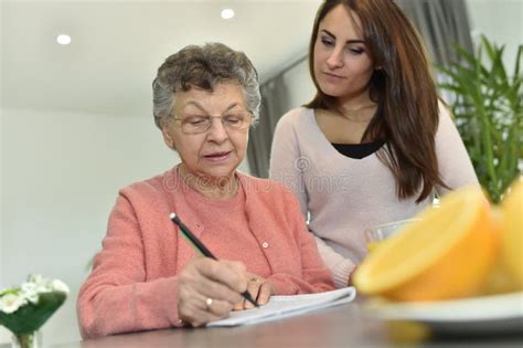 Petite Fille Rendant Visite Sa Grand M Re Dans La Maison De Retraite