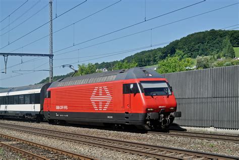 Re 460 017 7 durchfährt den Bahnhof Gelterkinden Bahnbilder de