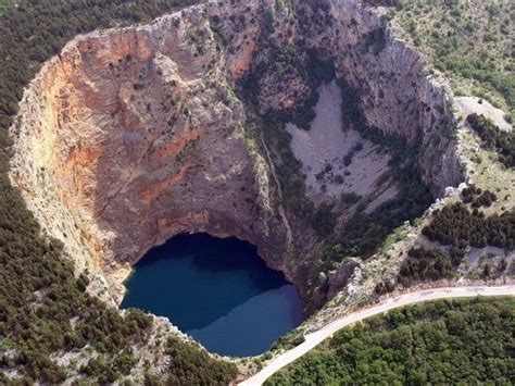 2 Lago Vermelho Croácia Localizado próximo à cidade de Imotski é