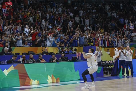 Video Ludilo U Autobusu Srbija Slavi Prolaz U Finale Mundobasketa Uz