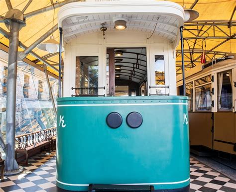 Eine grün weiße Retro Straßenbahn Pferdewagen 19 Jh mit der Nummer