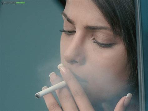 Smoking Indian Girls: Priyanka Chopra Smoking Photos