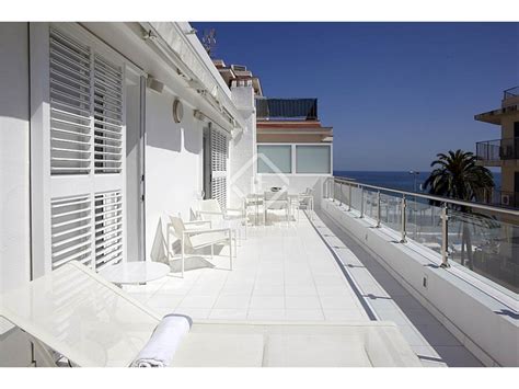 Ático con una terraza enorme y vistas del mar en venta en Sitges