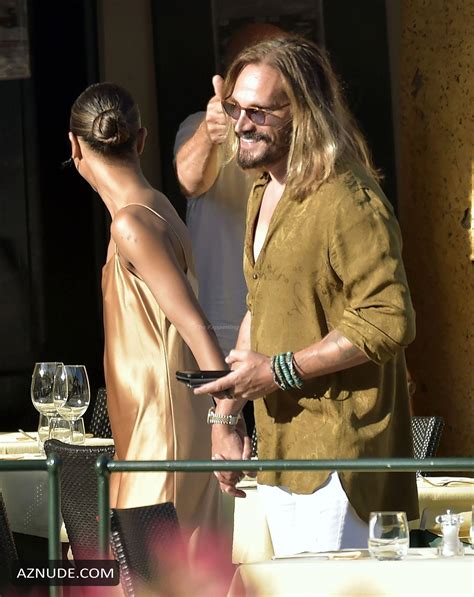 Zoe Saldana Sexy Seen Braless Enjoying A Dinner Date With Her Husband