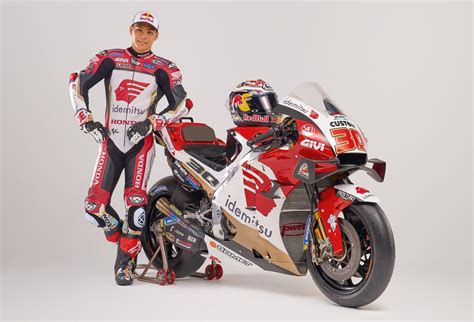 The idemitsu livery looks so much better than the bike on the other ...