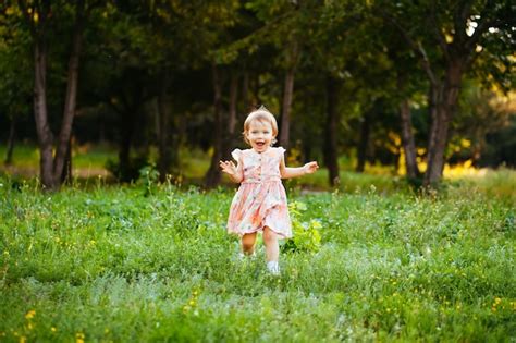 Heureuse Petite Fille Mignonne Qui Court Sur L Herbe Dans Le Parc