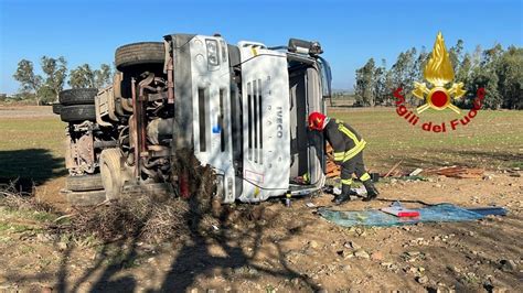 Ussana Camion Esce Di Strada E Si Ribalta Ferito Il Conducente