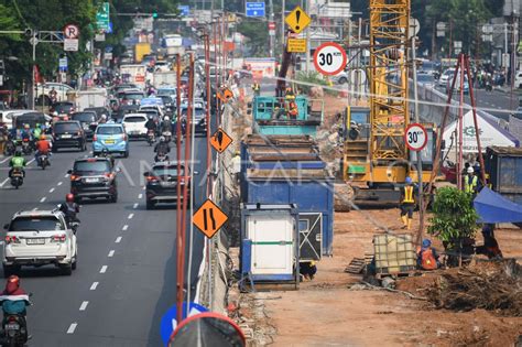 Pembangunan Jalur LRT Jakarta Velodrome Manggarai ANTARA Foto