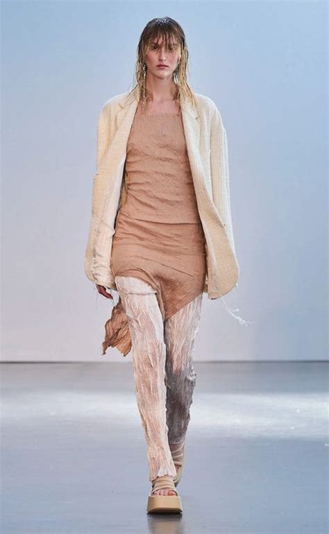 Giulia Salemi A Verissimo Indossa L Abito Nude Con Maxi Spacchi E Schiena Nuda