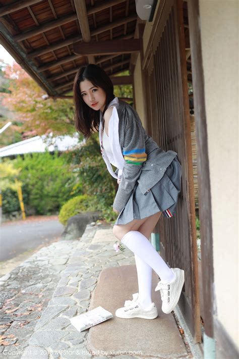 Lạ lùng với phong cách học đường nửa kín nửa hở của hot girl Xu Cake