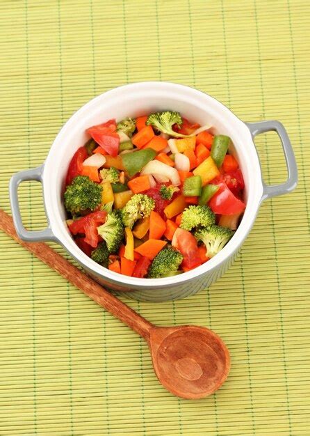 Estofado De Verduras En Una Olla Gris Sobre Fondo De Estera De Bamb