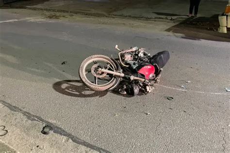 Llevaba Un Menor En Moto Cruzó En Rojo Y Los Chocó Una Camioneta