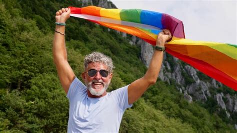 Hombre Mayor Gay Canoso Sostiene Bandera Lgbt Foto Premium