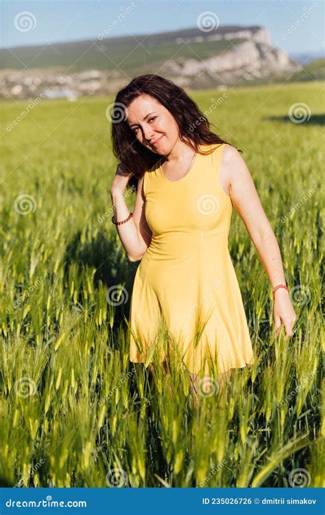 Bella Morena En Un Campo De Trigo Verde Foto De Archivo Imagen De Retrato Adulto 235026726