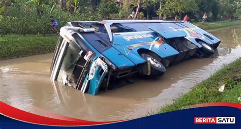 Bus Penuh Penumpang Tercebur Ke Sungai Di Grobogan