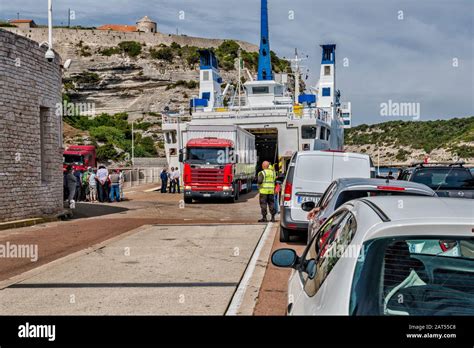 Voitures En Attente D Entrer Dans Ms Ichnusa Ferry Venant De Santa