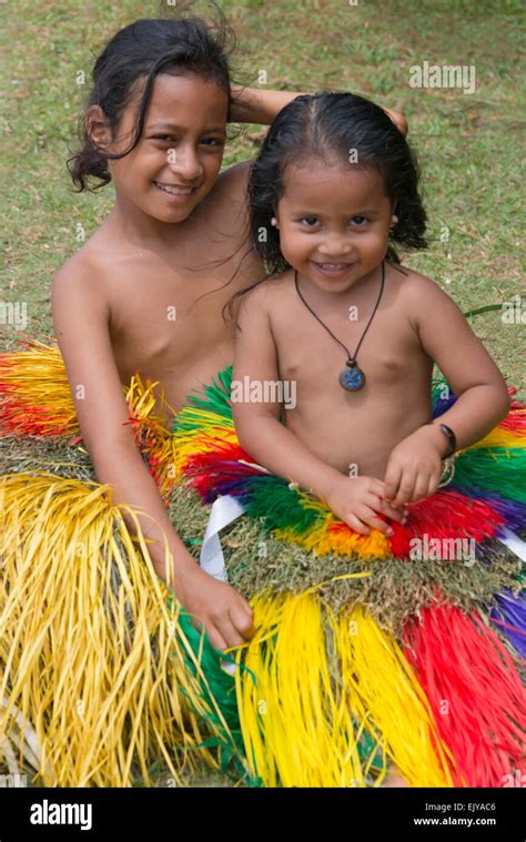 Poco Yapeses niñas en trajes tradicionales la Isla Yap Estados