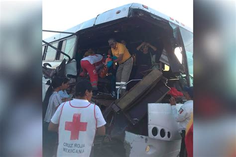 El camión quedó destrozado Se salvan de milagro trabajadores del