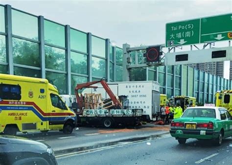 吐露港公路4車相撞 貨車司機被困｜即時新聞｜港澳｜oncc東網