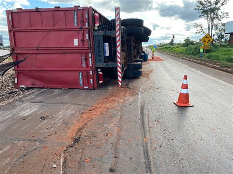 Motorista Perde Controle De Carreta Capota E Tem M O Dilacerada