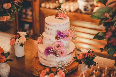 Bolo de casamento semi naked seria esse o tipo ideal para você