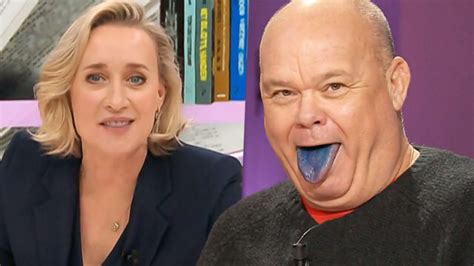 Eva Jinek Met Blauwe Tanden Op Tv Paul De Leeuw Met Blauwe Tong