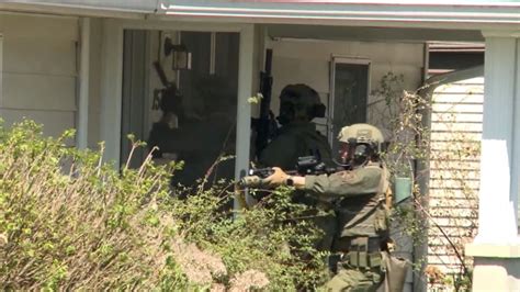 See Swat Team Raid Louisville Gunmans Home Cnn