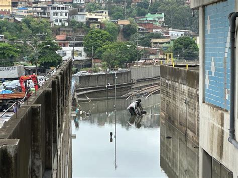 Chuvas no Rio Prefeito decreta situação de emergência no Rio após