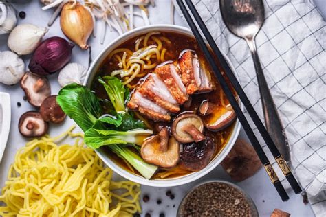 Miso Ramen Suppe mit knusprigen Schweinebauch Schritt für Schritt