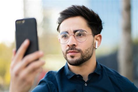 Retrato de jovem usando a identificação facial para desbloquear o