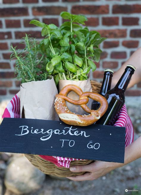 Diy Geschenkidee Zum Einzug Ein Biergarten To Go Im Korb Könnt Ihr