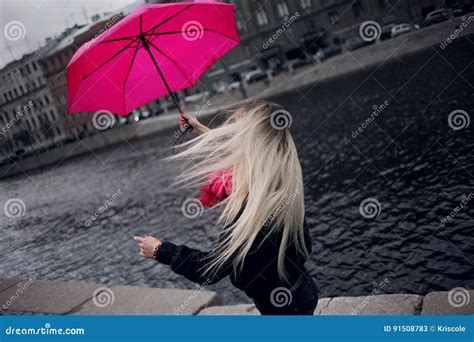 Schöne Junge Und Glückliche Blonde Frau in Einem Hellen Rosa Schal in